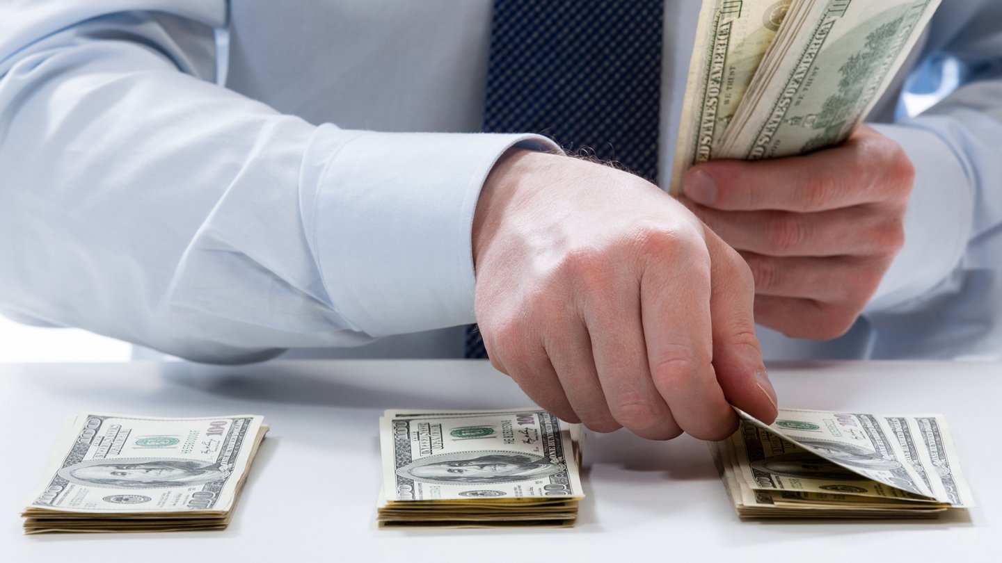 bankteller-counting-banknotes-1140x810