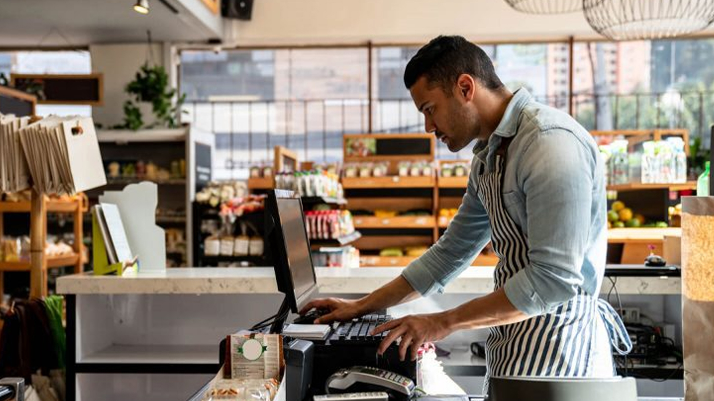 flooid-man-in-retail-confectionary-1440x810