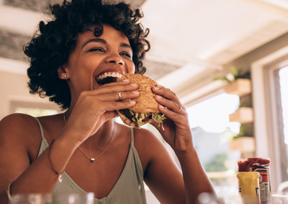 restaurants-lady-eating-burger-1140x810
